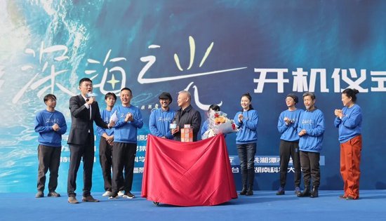 剧组为万步炎60岁生日送上惊喜与祝福