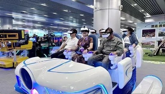 游客在2023湖南文化旅游产业博览会体验VR文旅设备
