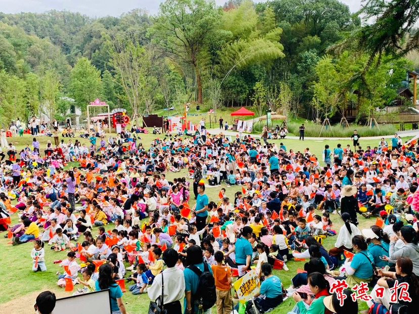 10月2日，千余名师生在桃花源景区开启研学之旅 常德日报记者 蔡文龙 摄