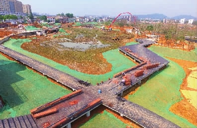 5月11日,长沙市岳麓区后湖水环境综合整治工程建设现场,栈道建设已基本完成。后湖是岳麓山国家大学科技城的重要组成部分,将打造成国际艺术园区。 记者 田超 通讯员 王泽东 摄