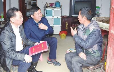 湖南省委统战部副部长、省工商联党组书记陈潇深入贫困户家庭走访