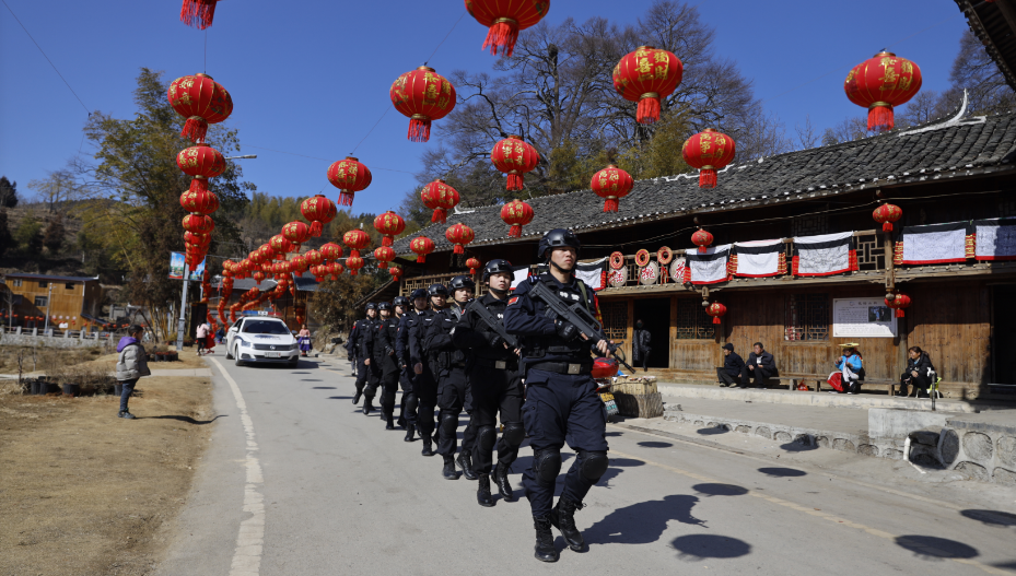 2月5日,邵阳市隆回县公安局组织警力赴景区开展巡逻防控,维护秩序。