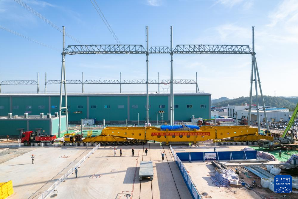 11月8日，换流变压器进入位于衡南县泉湖镇的衡阳换流站（无人机照片）。新华社记者 陈思汗 摄