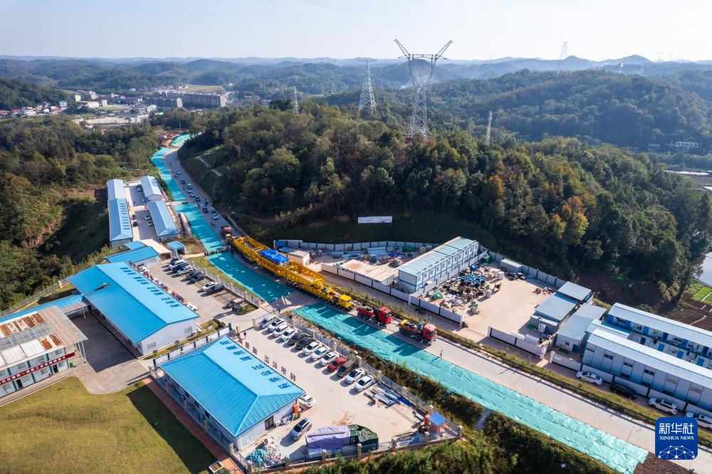 11月8日，在衡南县泉湖镇，换流变压器在运送途中（无人机照片）。