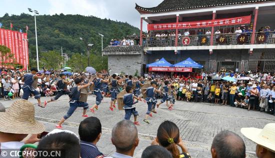 ↑在湖南省湘西土家族苗族自治州花垣县双龙镇岩锣村西瓜节活动现场,苗族群众在表演苗族武术。CICPHOTO/龙恩泽 摄