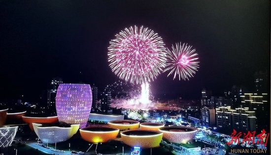 湖南(醴陵)烟花爆竹产业博览会首场主题焰火展演。黄永强 摄