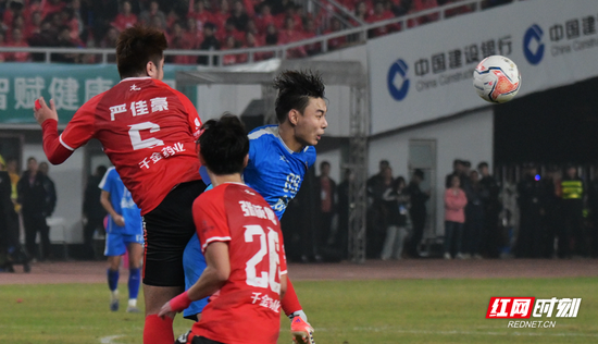 长沙队球员头球瞬间。