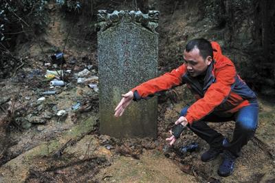 在四位“鸿翔部队”烈士遗骸的墓地，志愿者唐海辉讲述2018年5月19日遗骸挖掘时的情景。