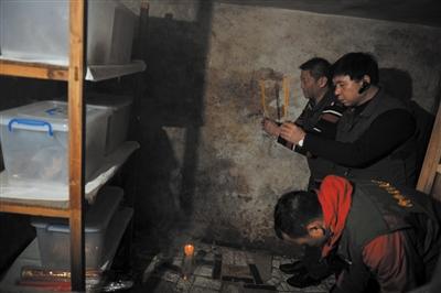 四位“鸿翔部队”烈士遗骸暂厝在当地居民的一个酒窖内，衡阳当地的三位志愿者前来祭拜。