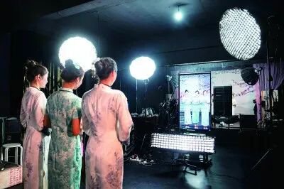 湖南常德丝弦艺术剧院的青年演员在进行常德丝弦的推广直播。图/新华社