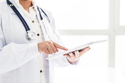 长沙某女主播烤瓷牙发黑 上节目“都不敢大笑”