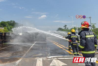 湘潭市岳塘区发生汽油罐车侧翻，消防部门紧急处置化险为夷。