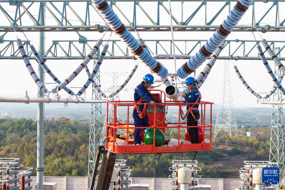 11月8日，在位于衡南县泉湖镇的衡阳换流站，电力工人在安装绝缘球（无人机照片）。