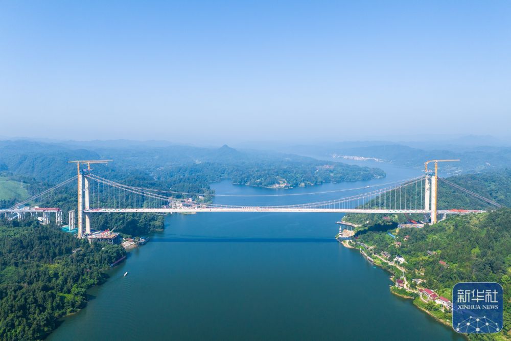 ↑ 这是8月3日在怀化市沅陵县拍摄的施工中的张官高速洞庭溪沅水特大桥(无人机照片)。