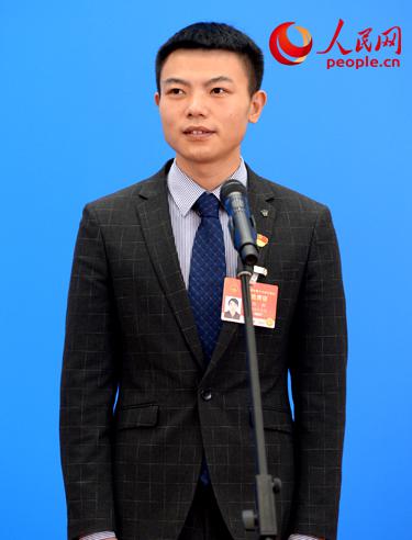 全国人大代表、中国建筑第五工程局有限公司总承包公司项目质量管理员邹彬。人民网记者 陈斌 摄