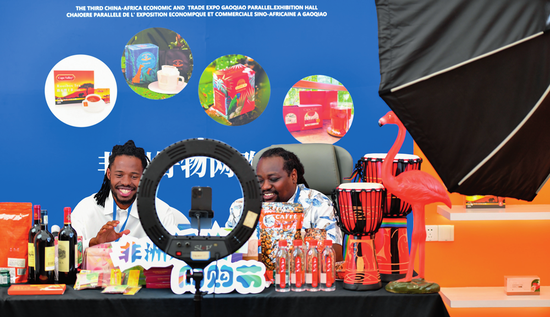 在中非经贸合作促进创新示范园（湖南高桥大市场），来自非洲的主播在直播带货（2023 年 6 月 30 日摄）陈泽国摄 / 本刊