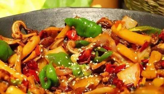 张家界标志美食，土家三下锅。图/掌上张家界