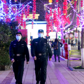 常德市公安局武陵分局府坪派出所在武陵阁步行街开展夜间巡逻防控工作。