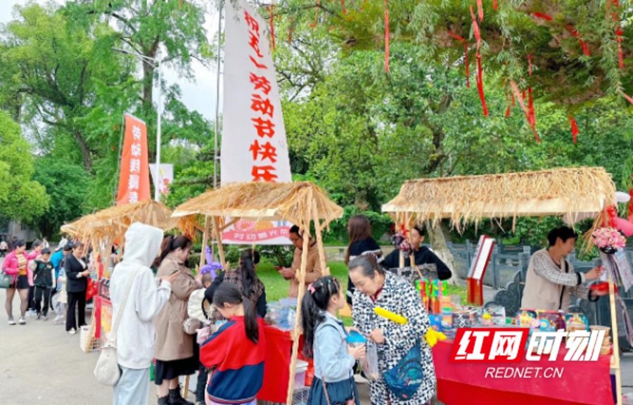 游客走进怀化安江农校纪念园。