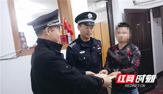 正义(化名)(右一)受到宁乡市委政法委和市公安局的表彰奖励。本报记者 李先强 摄
