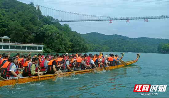 游客在石燕湖景区参加龙舟赛。