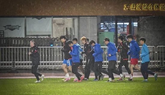 “湘超”长沙队冒雨集训。图/长沙晚报