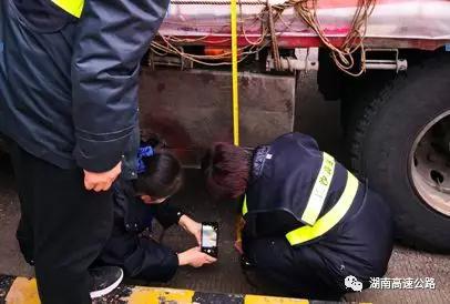 一货车“绿通”遭拒后司机：不给我免费我就堵在这里