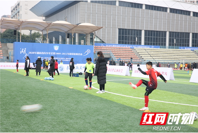 　　12月19日上午，2020年湖南省青少年足球2009至2011年龄段男、女足海选活动在长沙市长郡湘府中学启动。