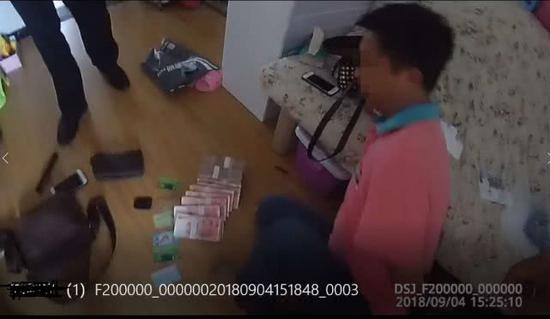 抓捕现场和缴获的赌博资金。
