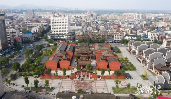 云门寺是省级文物保护单位，新建了云门广场、仿古商业街、地下停车场等基础设施，汇文商旅为一体，成为湘乡民俗文化旅游休闲的城市地标。