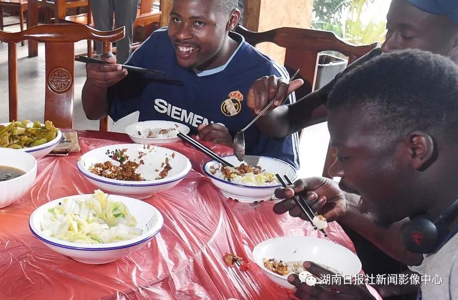 6月10日，非洲艺人们在食堂吃早餐。他们到长沙后喜欢上了湖南菜，也学会了熟练使用筷子。
