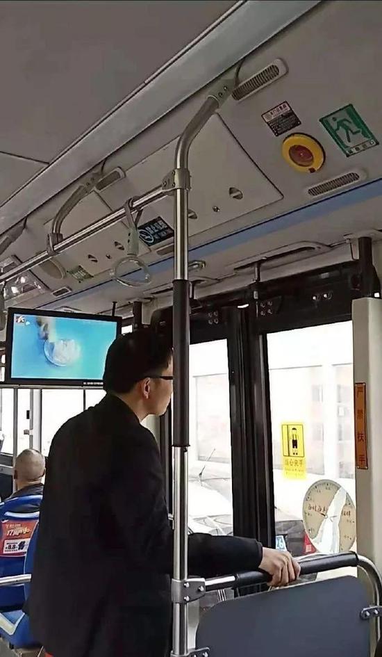 长沙一公交车行至银盆岭大桥时 乘客突然怒抢方向盘