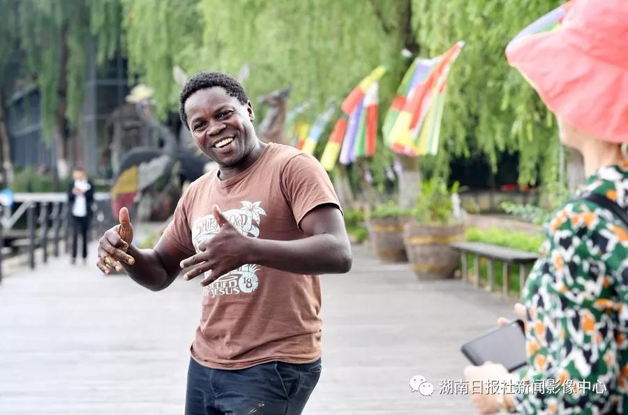 6月13日，一名游客问Tom（汤姆）对中国印象怎样，Tom（汤姆）举起大拇指说“China is very good”（中国很好）。