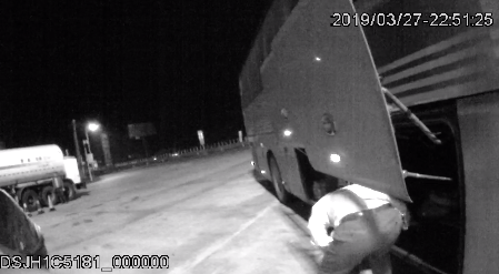 二广高速一客车司机嫌车上不舒服竟在行李舱睡觉