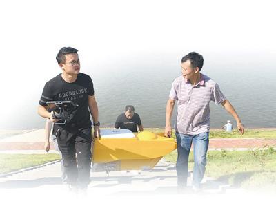 湖南长沙县民间河长陈豪（左一）与同事在捞刀河流域巡河。记者 孙超摄