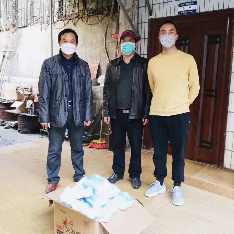 2月25日,第一站,祁东县交通运输局,为交通系统一线工作人员捐送口罩。
