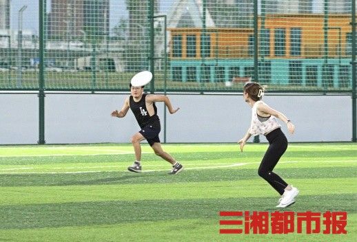 (在长沙市开福区鸭嘴公园内,一场激烈的飞盘对抗赛正在进行。受访者 供图)