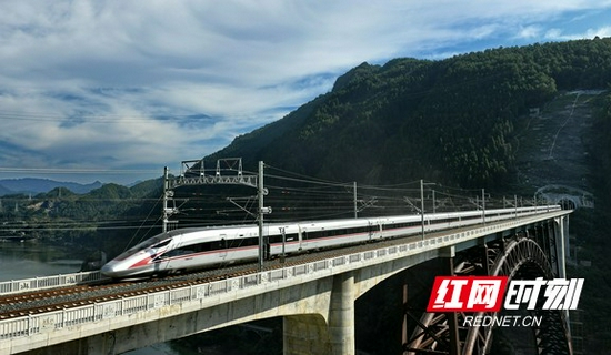列车行驶在酉水大桥上。