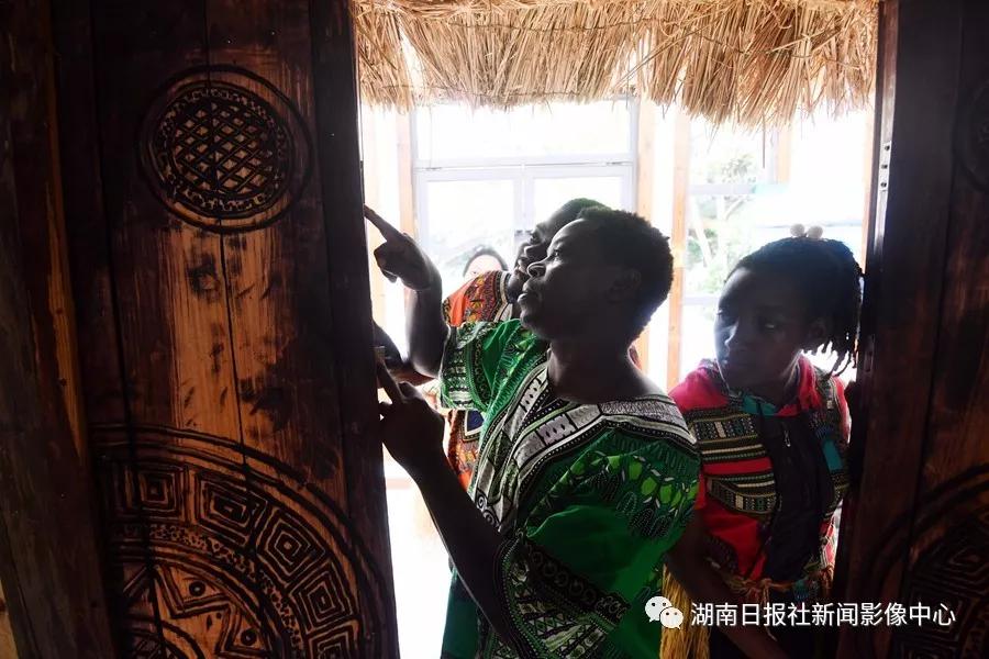 6月15日，河村非洲文化园，Tom（汤姆）发现一扇门的活页坏了，准备修理。
