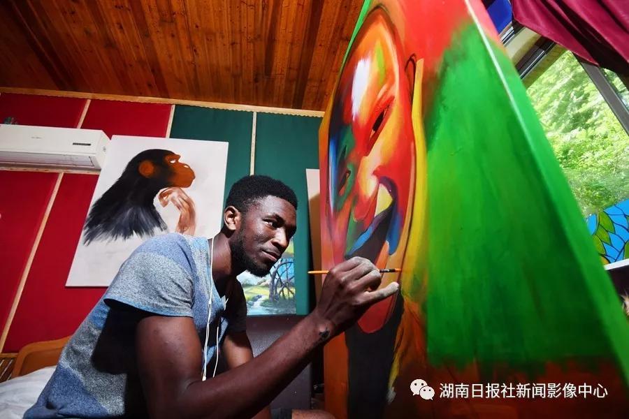 6月15日，河村非洲文化园， Wesely（韦斯利）在宿舍创作油画。 