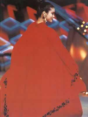 1991年4月,中国首届百名模特时装展示会在京举行。图为名模彭莉