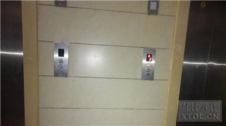 物业宣布“退出”后，10栋每个单元的电梯只开一台。