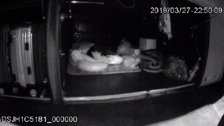 二广高速一客车司机嫌车上不舒服竟在行李舱睡觉