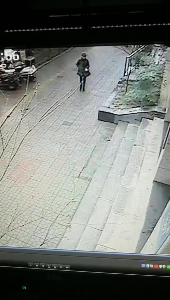 株洲某银行保安捡到顾客手机通知归还 一女子旁听冒充失主领走被