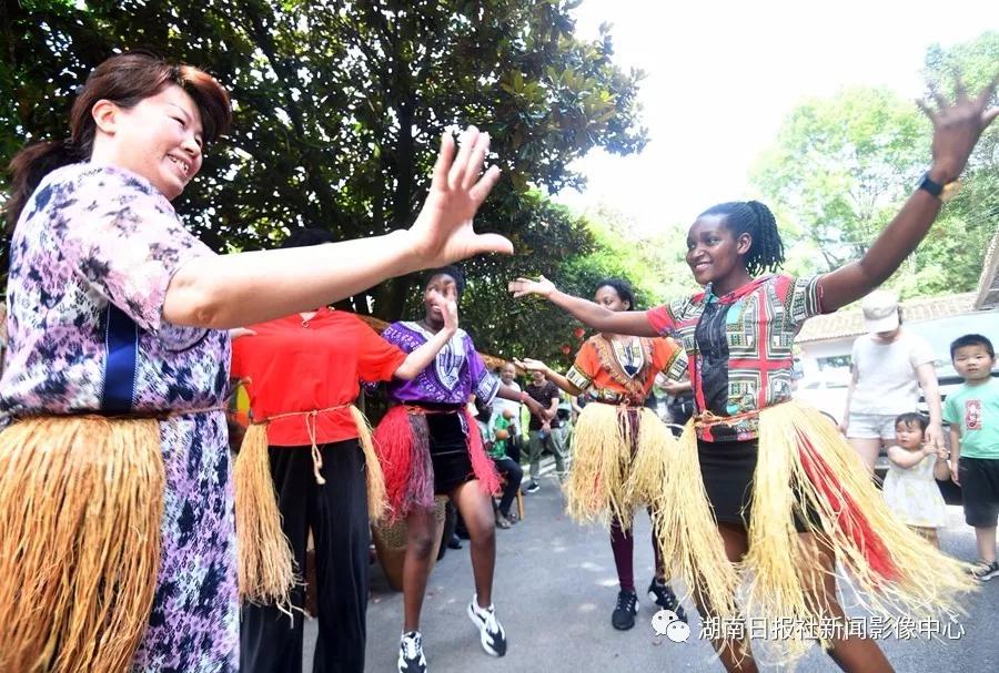 6月15日，河村非洲文化园，Darlin（达琳）（右）在教游客跳非洲民族舞蹈。