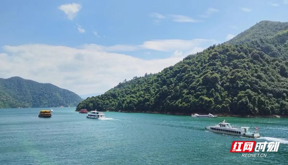 国庆期间郴州东江湖受到游客“热捧”。
