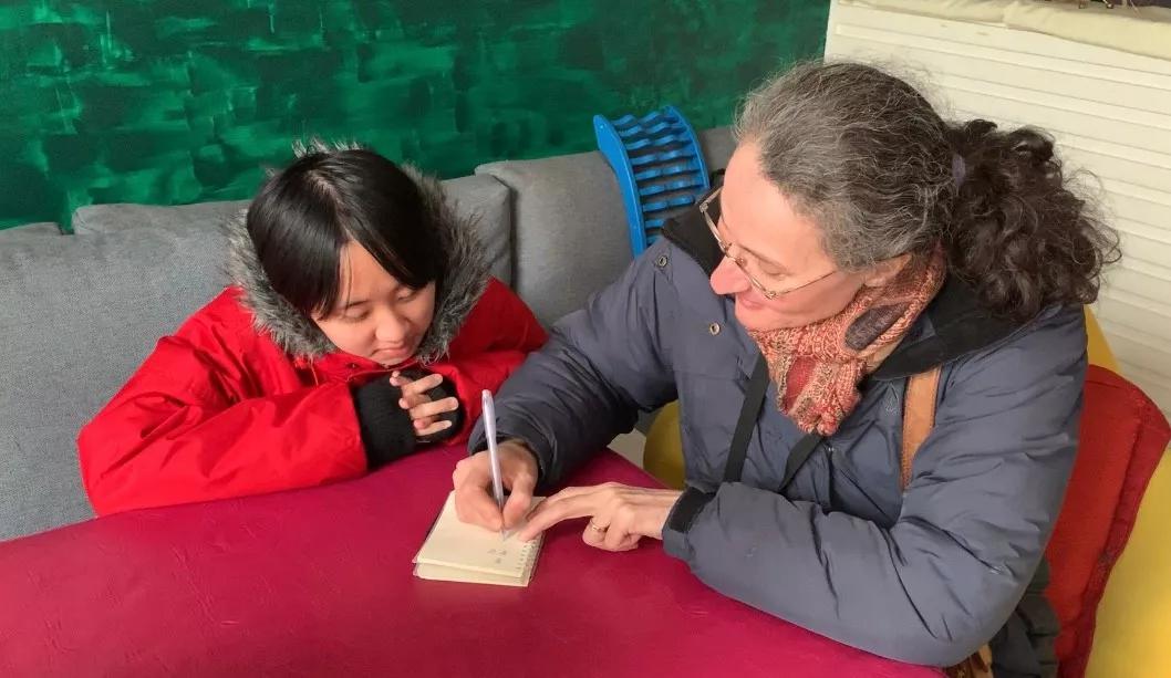 在常德租住的家中,克莱尔教翠翠写下中文名字。