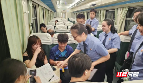 普法干警们与乘客问答互动。