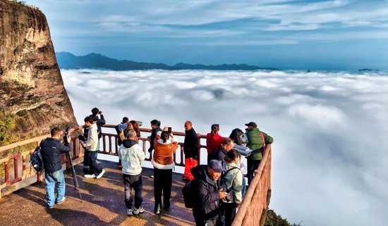 正月初四，游客在新宁县崀山景区欣赏壮观的平流雾景观。颜克明 摄