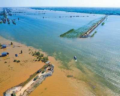 　　7月6日，在湖南省岳阳市华容县团洲垸洞庭湖一线堤防决堤现场，抢险队伍进行堵口作业。 　　新华社记者 陈思汗摄